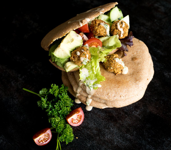 Festtagsmenu mit Pitabrot, Falafel, Tahin