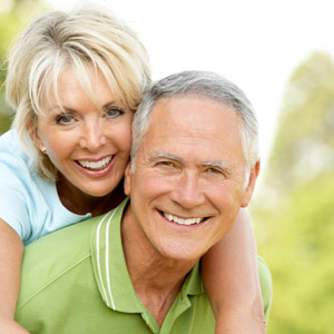 Älteres Ehepaar lachen zusammen. Lebenskraft und Vitalität dank Gemüsesaft