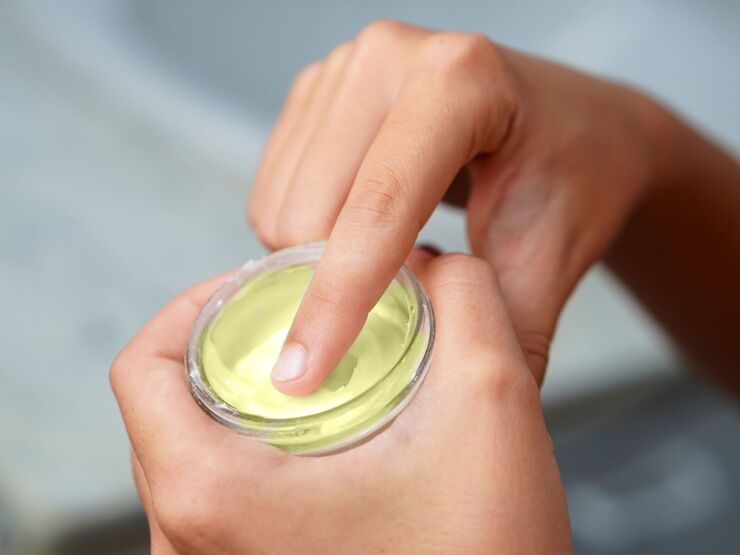 Salbe mit Finger entnehmen