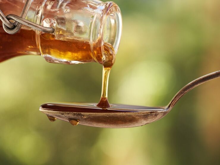 Sirup dickflüssig für Halsbeschwerden auf Löffel getropft